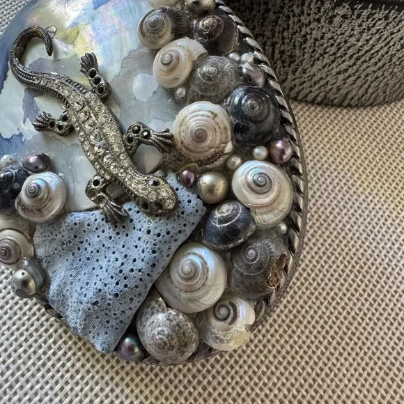 Hand crafted belt buckle with seashells and vintage pin - Picture 4 of 6